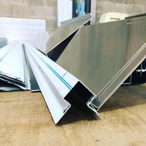 Exemple de plaques d'aluminium profilées