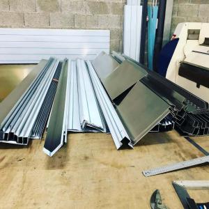 Exemple de plaques d'aluminium profilées